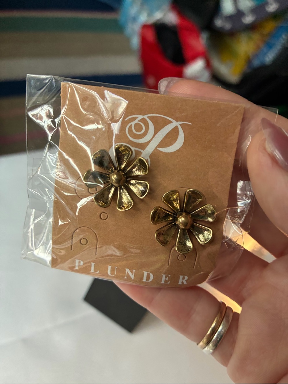 NIP Plunder Design Antique Gold Daisy Flower Stud Earrings - Picture 4 of 5